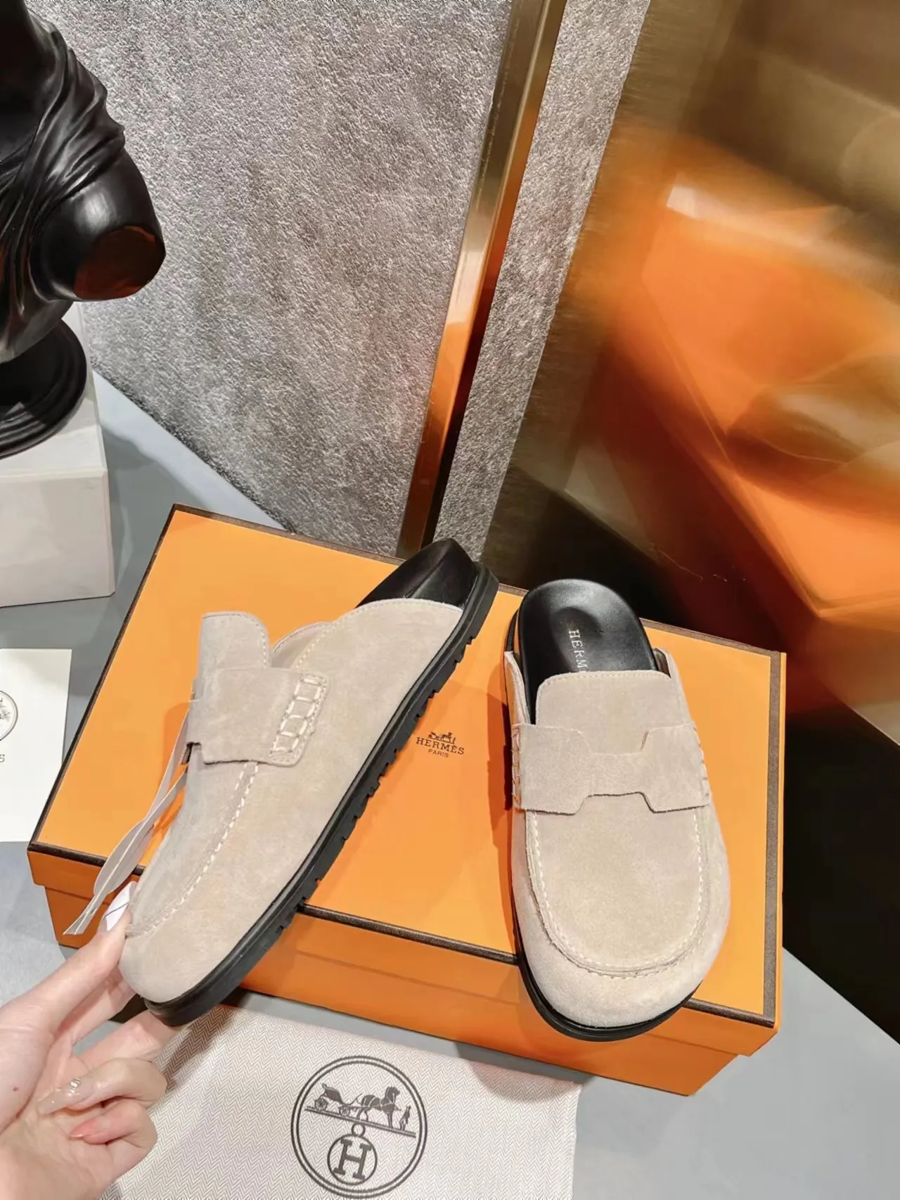 [H Family Hermès] P: 520💰 Size: Male 39-44 (45 customized) Female 35-40 (41 customized) HERMES Hermès' latest couple's cute Birkenstock slippers. Summer really needs versatile slippers. They look good no matter how you match them. They have a casual and high-end feel. The comfort is also great. They are paired with a variety of colorful socks. They are trendy. Hermès 2023 new half slippers are high quality. ●Upper: imported cow suede ●Inner lining: imported sheepskin ●Foot pads: imported mixed sheepskin ●Outsole: Tpu non-slip and wear-resistant outsole